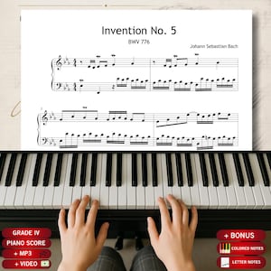 Op de afbeelding: Een zwart-wit pianotoetsenbord met handen boven de toetsen. Boven het toetsenbord staat een bladmuziekpagina getiteld Invention No. 5 BWV 776 van Johann Sebastian Bach. Rode labels onderaan tonen tekst zoals Grade IV, Piano Score, MP3, Video, Bonus, Colored Notes en Letter Notes.