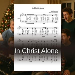 Pode incluir: Partitura da música "In Christ Alone" com notas musicais e letras. O título é exibido em texto branco. Várias pessoas cantam ao fundo, com uma árvore de Natal visível.