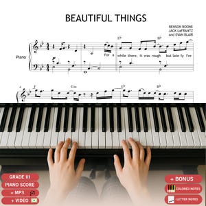 Peut inclure: Partition de "Beautiful Things" de Benson Boone, Jack LaFrantz et Evan Blair. La partition de piano est affichée avec un clavier de piano au premier plan. L'image comprend le texte "Partition de piano", "+ MP3" et "+ Vidéo".