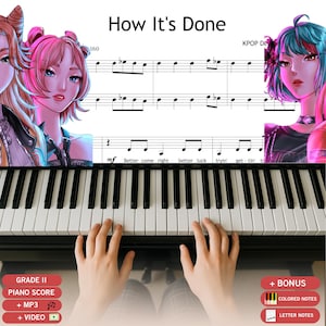 Puede incluir: Un teclado de piano con partituras e ilustraciones de personajes de estilo anime. La partitura dice "How It's Done" e incluye el texto "Better come right, better luck, tryin', gettin' to." El texto adicional incluye "Grade II Piano Score" y "+ MP3, + Video, + Bonus."