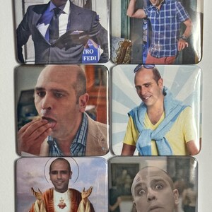 Puede incluir: Un juego de seis imanes cuadrados con varios retratos fotogr&aacute;ficos de un hombre calvo. Un im&aacute;n lo muestra con traje, otro con camisa de cuadros, uno comiendo, uno con su&eacute;ter, uno como figura religiosa y otro con una expresi&oacute;n de sorpresa.