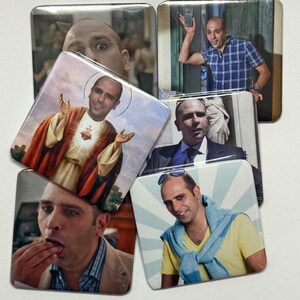 Puede incluir: Una colecci&oacute;n de seis imanes cuadrados con varias impresiones fotogr&aacute;ficas del mismo hombre calvo en diferentes atuendos y entornos, incluyendo una representaci&oacute;n religiosa, una camisa de cuadros azules, un traje y una camiseta amarilla.