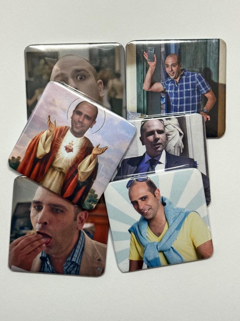 Puede incluir: Una colecci&oacute;n de seis imanes cuadrados con varias impresiones fotogr&aacute;ficas del mismo hombre calvo en diferentes atuendos y entornos, incluyendo una representaci&oacute;n religiosa, una camisa de cuadros azules, un traje y una camiseta amarilla.