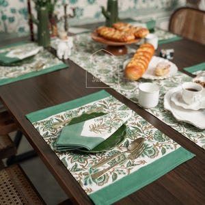 Groene tafelloper en mattenset met handblokprint, boho bloemendecor