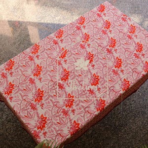 Czerwony żakardowy obrus w kwiaty – wzór vintage dżungli