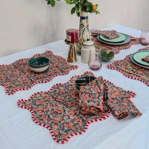 Set di tovagliette in cotone stampate a mano con blocchi di legno, tovagliette natalizie in lino ricamato per la decorazione della tavola.