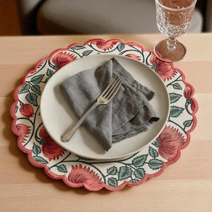 Tovagliette rotonde smerlate con motivi floreali verde corallo e turchese – Tovagliette in cotone stampate a mano, arredamento da cucina in stile boho, stile cottagecore.