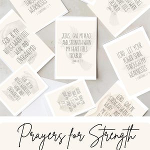 Puede incluir: Un conjunto de tarjetas de oración de color crema con texto negro. Las tarjetas presentan citas inspiradoras y versículos bíblicos. Las palabras "Prayers for Strength" están escritas en una elegante escritura. Tarjetas para el ánimo diario.