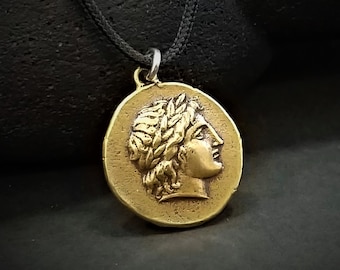 Collar con colgante de moneda griega de Apolo, moneda de bronce antigua, moneda griega rara, joyería griega, moneda tallada a mano, moneda griega, amuleto de la suerte