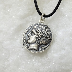 Silber satinierter Arethusa Münzanhänger, antike griechische Münzanhängerhalskette, griechischer Schmuck, seltene Münzen, antike Silberhalskette