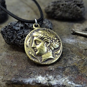 Ciondolo moneta Aretusa, collana pendente moneta in ottone greco antico di Siracusa, gioielli greci, monete rare, collana in bronzo antico, regalo Aretusa