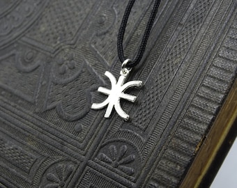 Dije de plata diminuto de Epsilon de Delfos, símbolo del dios Apolo, símbolo de los rituales solares de Delfos, joyería de luz y perfección, símbolo griego pequeño