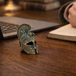 Atheense bronzen helmreplica, klassieke Griekse miniatuur geïnspireerd op oude oorlogsvoering, verzamelobject in museumstijl