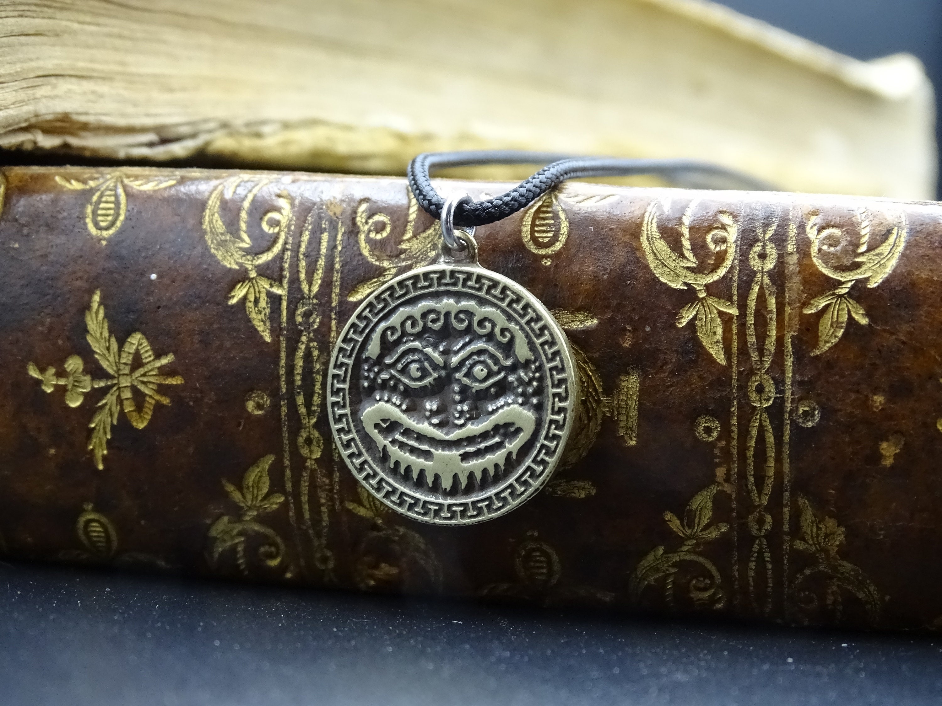 Piccolo scudo greco Gorgo, antico sigillo greco, ciondolo in