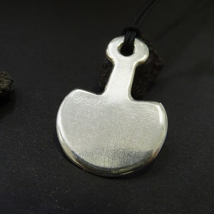 Collar de plata de ídolo de mujer del Neolítico, figura corporal neolítica tallada a mano, talismán griego antiguo, regalo de inauguración de la casa de protección.