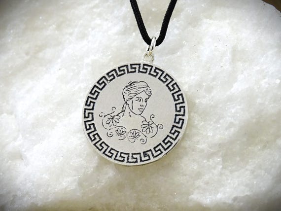 Aphrodite Silver Pendant, Déesse de la beauté, Goddess Doll, Silver Bridesmaid Gift, Sage Goddess, Protection Talisman, Aviation Gifts