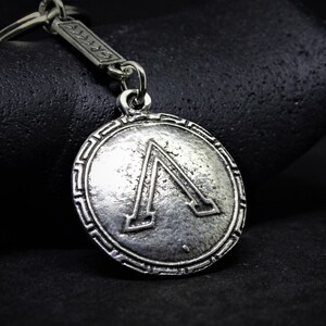 Altgriechisches Spartan Shield Keychain, König Leonidas-Schild mit griechischem Buchstabe Λ, alte Legende von 300 Spartans, griechische Kunstmetallskulptur