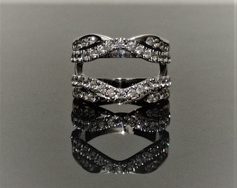 Protector de anillo realzador de plata de ley con circonita cúbica