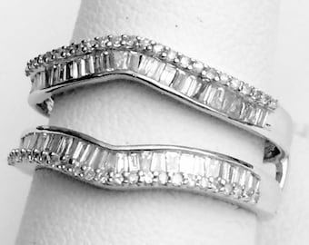 Protector de anillo con diamantes baguette y redondos, plata de ley, realzador de solitario