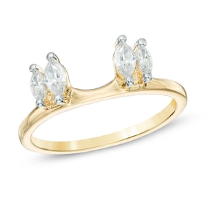 Könnte beinhalten: Ein goldfarbener Ring mit einem einzigartigen Design. Der Ring hat drei Paare von marquiseförmig geschliffenen, klaren Edelsteinen in einer dekorativen Anordnung. Das Band ist schlicht und poliert goldfarben.