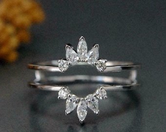 Puede incluir: Un delicado juego de anillos de dos piezas con un diseño de diamantes de forma marquesa. El anillo está hecho de metal blanco y presenta una fila de diamantes de forma marquesa en cada banda.