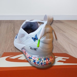 Zapatillas Nike Air Max 270 blancas personalizadas para mujer con cristales Swarovski auténticos y transparentes. imagen 1