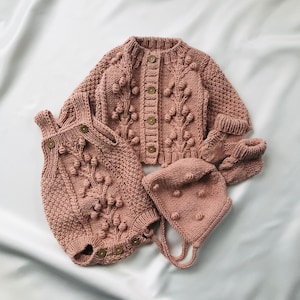 Ensemble de 4 vêtements pour bébés en tricot à la main, Combi-short en tricot pour bébé, cardigan, chaussettes, bonnet, tenue d'été pour bébé, vêtements de bébé en tricot