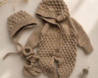 Strick-Baby-Overall-Set aus Wolle: Winteroverall, Mütze und Schühchen