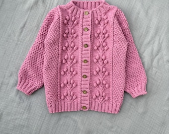 Handgebreide kabelgebreide cardigan: lenteoutfit voor meisjes