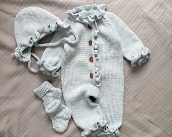 Tutina per neonato lavorata a mano / Completo neonato con cuffia e scarpine