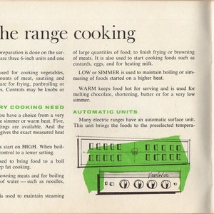 Puede incluir: P&aacute;gina de libro antiguo con texto e ilustraciones sobre cocina. El texto describe las caracter&iacute;sticas de una cocina, incluyendo quemadores, ajustes de calor y unidades autom&aacute;ticas. La p&aacute;gina tiene un dise&ntilde;o retro.