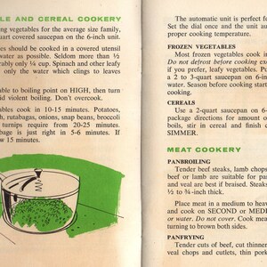 Puede incluir: P&aacute;gina de un libro de cocina antiguo con texto y una ilustraci&oacute;n de una cacerola cubierta llena de verduras verdes. El texto trata sobre la cocci&oacute;n de verduras y cereales, con instrucciones y tiempos de cocci&oacute;n.
