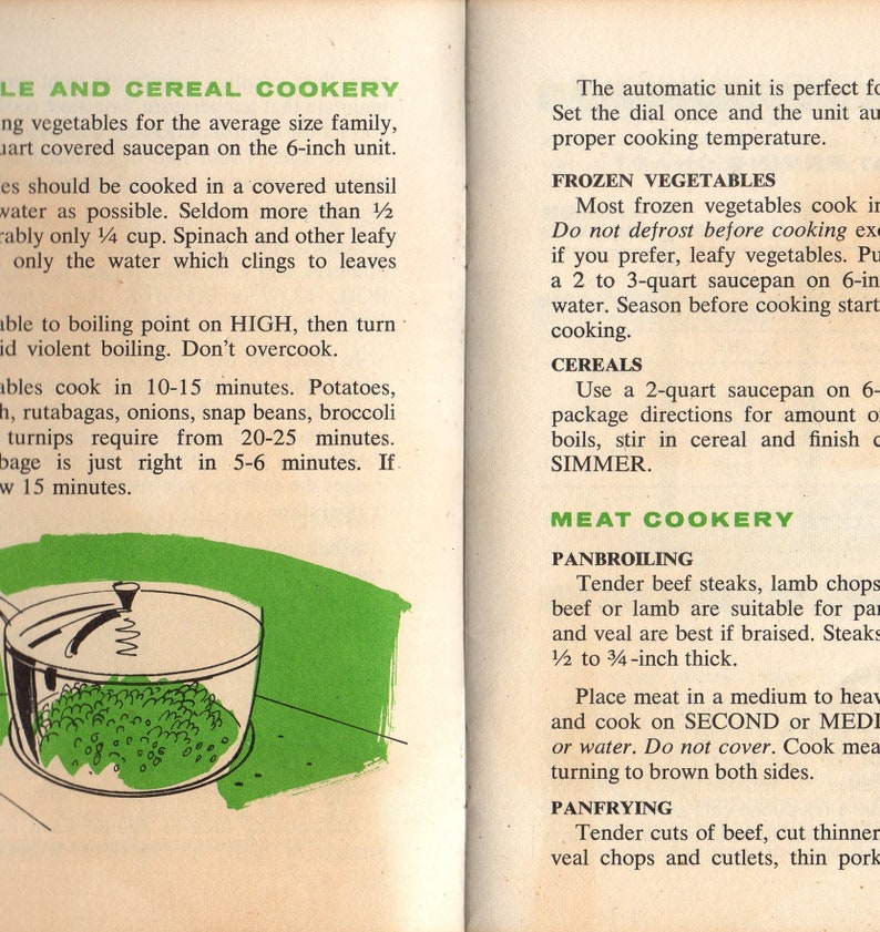 Puede incluir: P&aacute;gina de un libro de cocina antiguo con texto y una ilustraci&oacute;n de una cacerola cubierta llena de verduras verdes. El texto trata sobre la cocci&oacute;n de verduras y cereales, con instrucciones y tiempos de cocci&oacute;n.