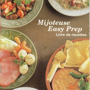 May include: A cookbook titled "Mijoteuse Easy Prep Livre de recettes" with images of various dishes, including a stew with vegetables and meat, a casserole with rice and chicken, a ham and potato dish, and a bowl of chips and dip.