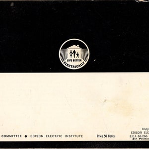 Puede incluir: Un anuncio vintage en blanco y negro con el texto "Live Better Electrically" y una silueta familiar. La secci&oacute;n inferior incluye texto del Home Service Committee y el Edison Electric Institute.