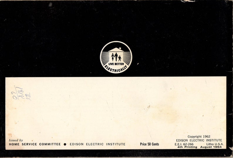 Puede incluir: Un anuncio vintage en blanco y negro con el texto "Live Better Electrically" y una silueta familiar. La secci&oacute;n inferior incluye texto del Home Service Committee y el Edison Electric Institute.