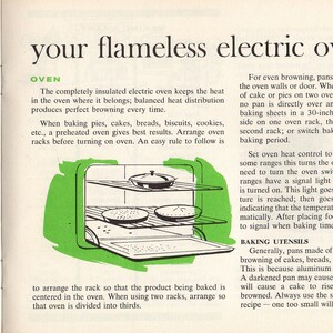 Puede incluir: Una ilustraci&oacute;n de un libro de cocina vintage muestra un horno el&eacute;ctrico con contorno verde con dos rejillas, cada una con una tarta o pastel. El texto dice "your flameless electric oven."