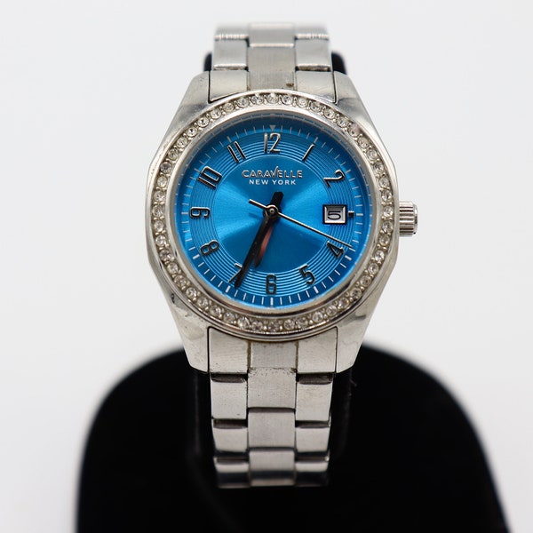 CARAVELLE by BULOVA montre-bracelet pour femme avec strass année de fabrication 2015, affichage bleu