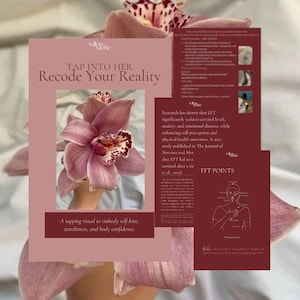 Może przedstawiać: Różowa i bordowa kompozycja kwiatowa z broszurą z napisem „TAP INTO HER Recode Your Reality”. Broszura zawiera również tekst o miłości własnej i dobrym samopoczuciu emocjonalnym oraz schemat punktów EFT.