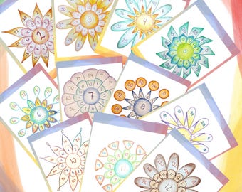 Peut inclure: Une collection de cartes éducatives illustrées de fleurs dessinées à la main, chacune avec un chiffre central de 2 à 12 entouré de pétales affichant des tables de multiplication. Les cartes sont disposées en un agencement dispersé.