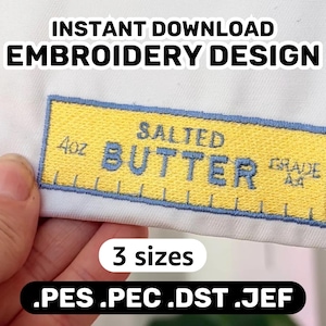 Puede incluir: Diseño bordado de una etiqueta de mantequilla amarilla con detalles azules, que dice "Salted Butter" y "4oz". El diseño incluye un borde tipo regla y el texto "Grade A4". La imagen también incluye el texto "Instant Download Embroidery Design" y "3 sizes".
