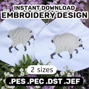 以下が含まれることがあります： 刺繍された灰色のラクーンのデザインが施された2つの円形の白い布製パッチ。テキストには「INSTANT DOWNLOAD EMBROIDERY DESIGN」、「2 sizes」、「.PES .PEC .DST .JEF」と書かれています。ラクーンは黒い足と顔の模様で横向きに描かれています。