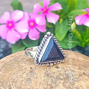 Anel artesanal em prata de lei 925 com pedra preciosa Pedra do Sol Azul Natural, joia da moda, anel exclusivo, anel delicado unissex.