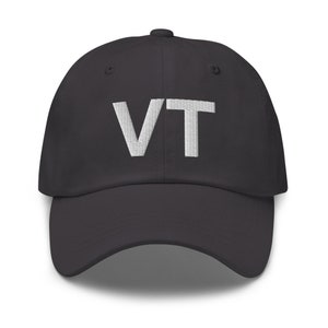 Könnte beinhalten: Eine dunkelgraue Baseballkappe mit einem weißen, gestickten "VT" auf der Vorderseite.