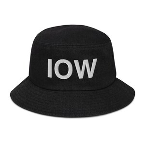 Pode incluir: Chapéu de balde preto com texto bordado branco que diz "IOW".