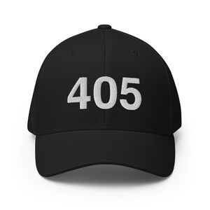 Könnte beinhalten: Schwarze Baseballkappe mit weiß gesticktem Text "405" auf der Vorderseite.