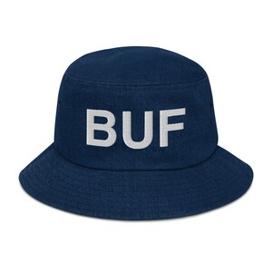 Pode incluir: Um chapéu de pescador azul marinho com a palavra "BUF" bordada em branco na frente.