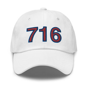 Op de afbeelding: Witte baseballpet met het nummer 716 geborduurd in rood met een blauwe omtrek.