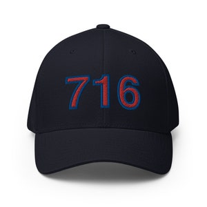 Op de afbeelding: Een marineblauwe baseballpet met het nummer 716 geborduurd in rood met een blauwe omtrek.