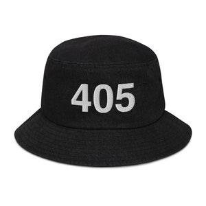 Pode incluir: Chapéu de pescador preto com o número 405 bordado em branco na frente.